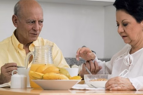 Perte d&rsquo;appétit senior : causes et solutions pratiques